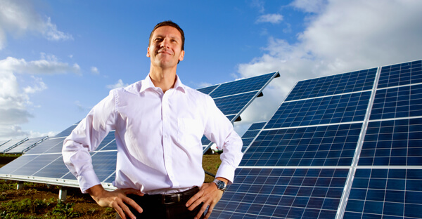 Consumidor de frente com placas solares