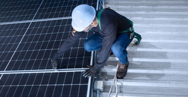 Operador instalando placas solares